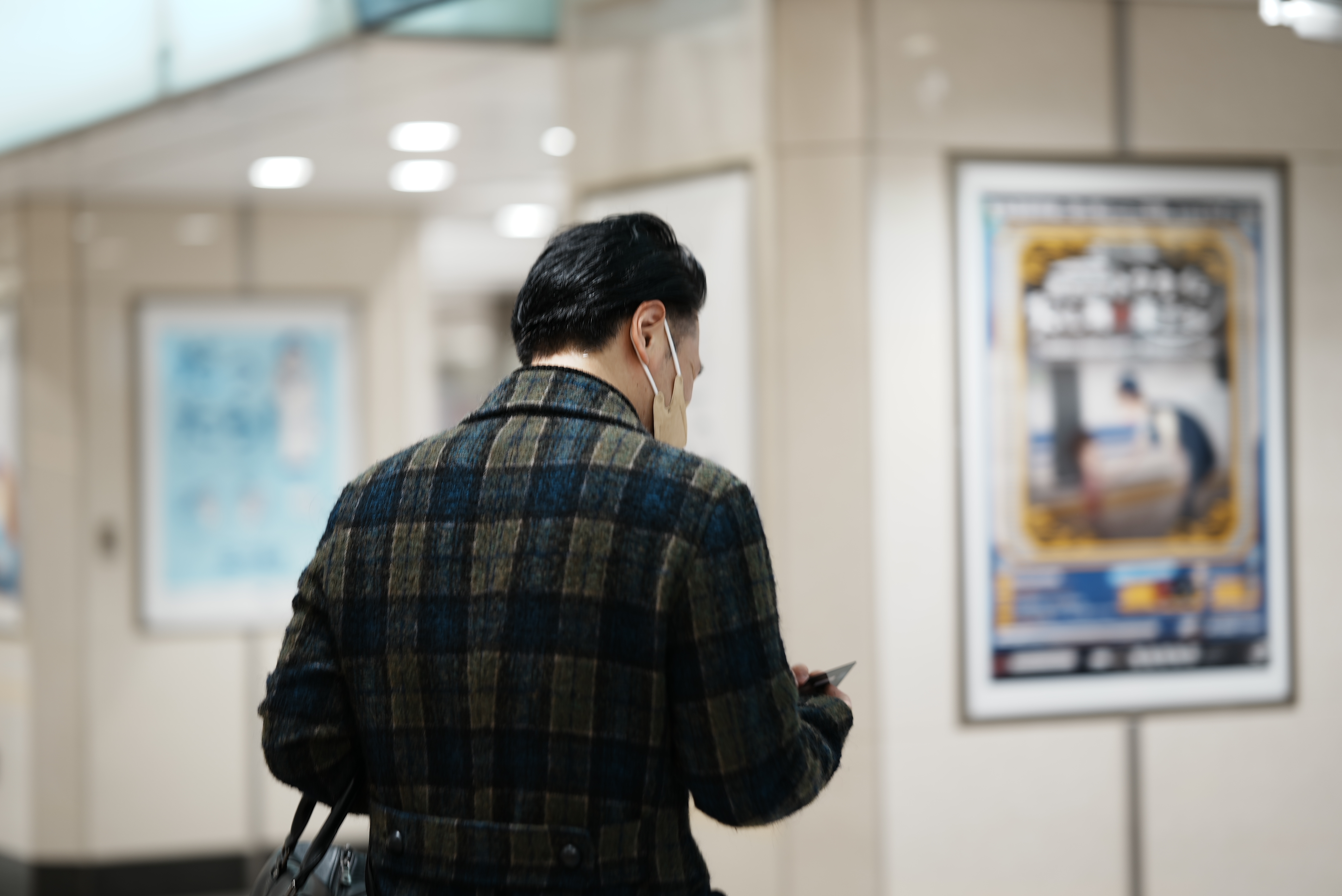 石井裕一 駅の通路を歩く