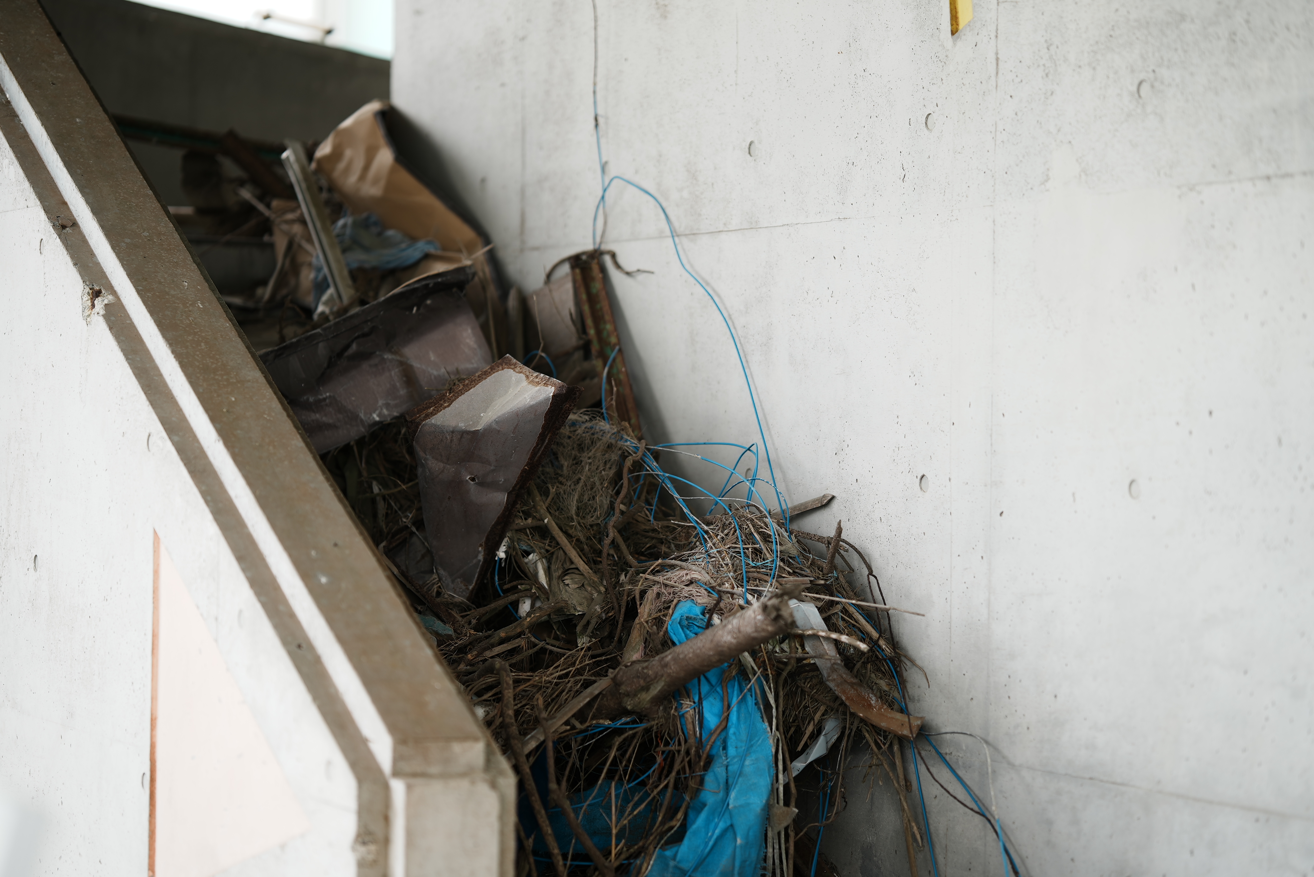 階段に積もった瓦礫